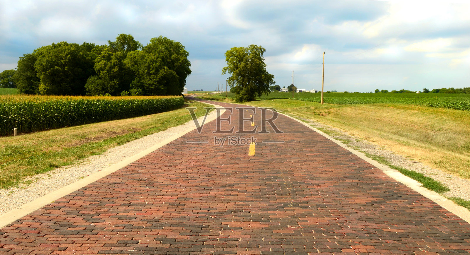 66号公路的原始路段是1.4英里的手工铺设的砖路，于1931年竣工。这条路在伊利诺斯州奥本附近的玉米地里蜿蜒而过。照片摄影图片