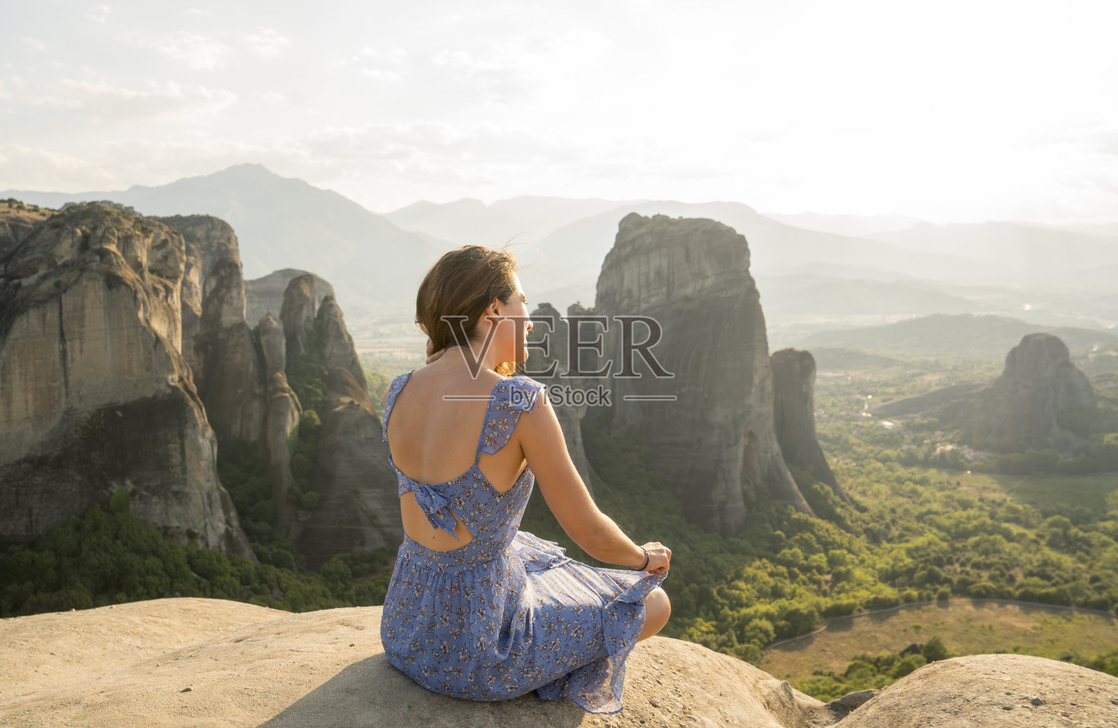 触礁的女人照片摄影图片