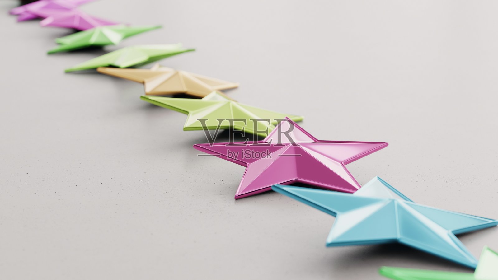 在一个中性的表面上，一长串色彩鲜艳的恒星照片摄影图片