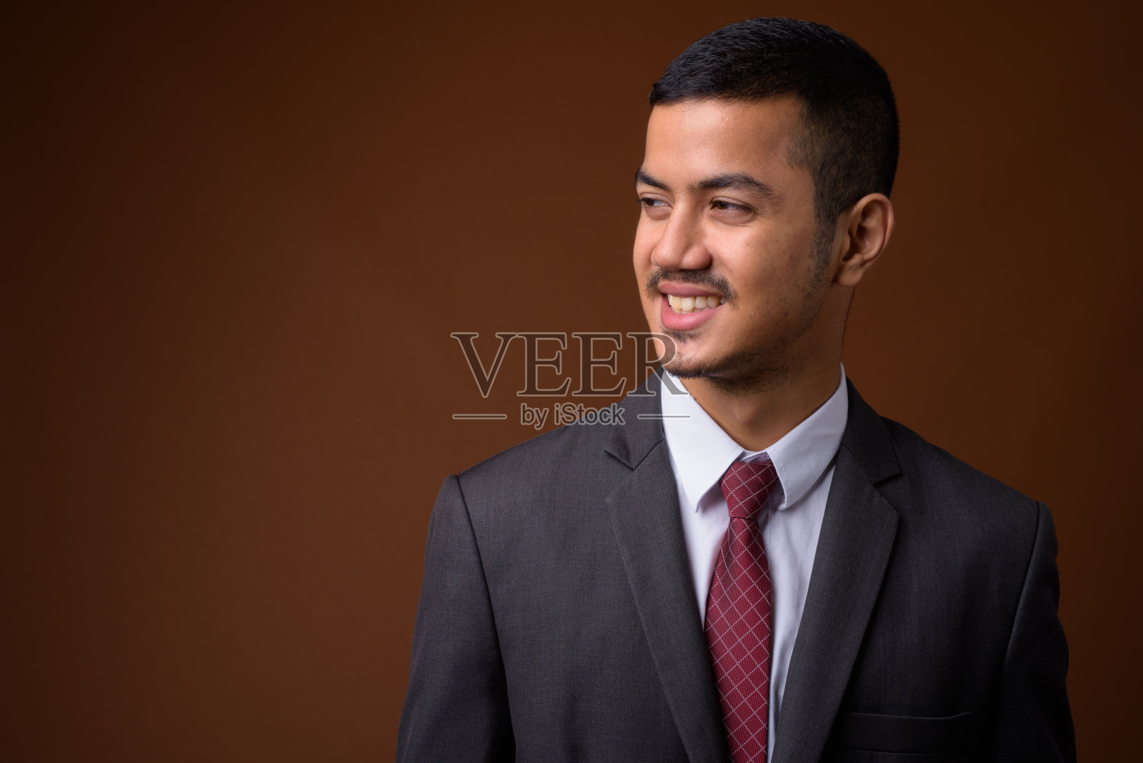 工作室拍摄的年轻的多民族亚洲商人穿着西装在有色背景照片摄影图片