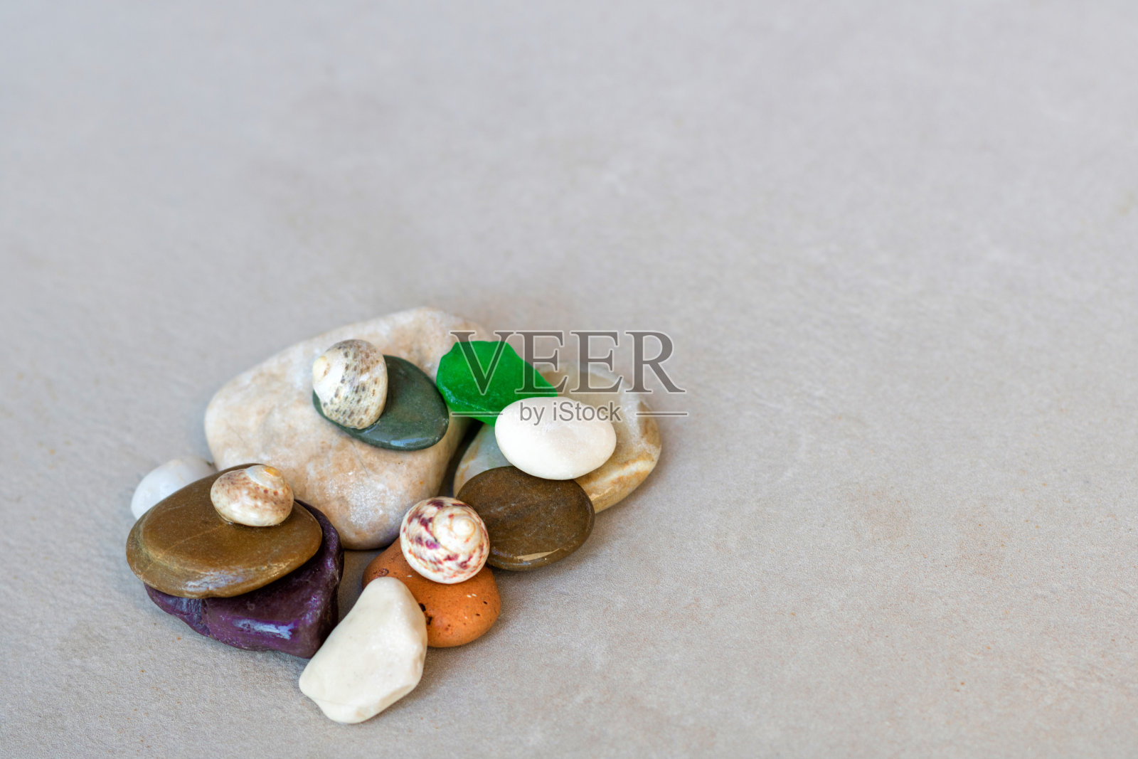 贝壳和鹅卵石。照片摄影图片