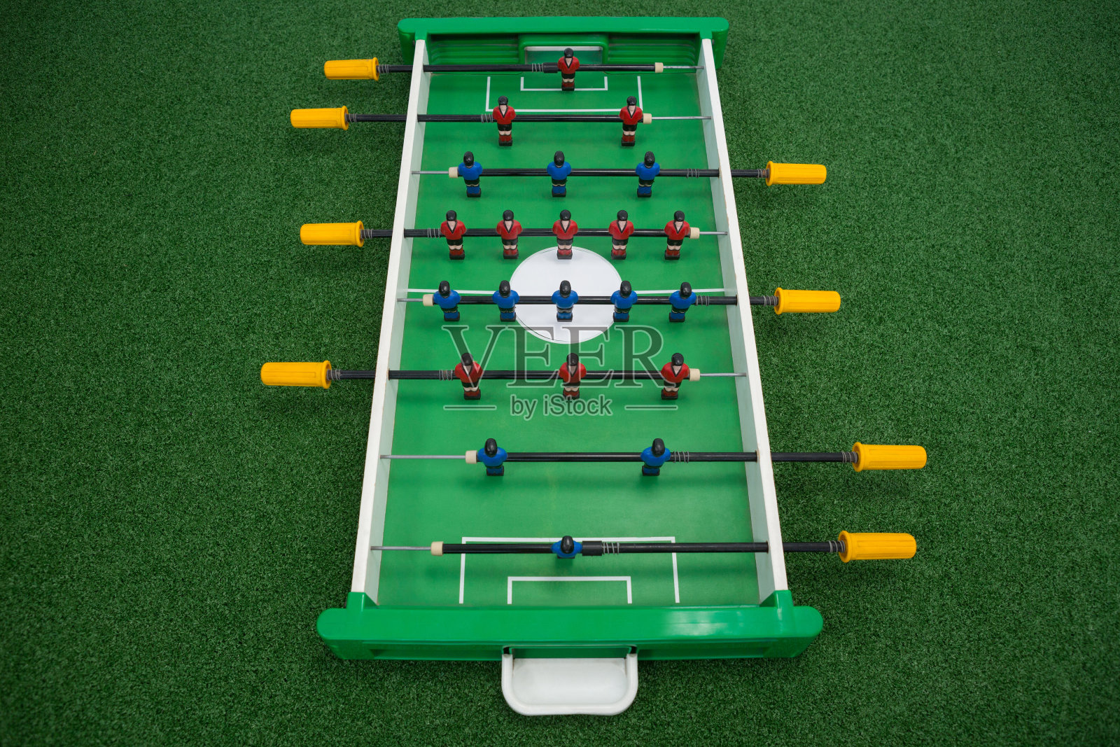 桌上足球比赛在人造草地上照片摄影图片