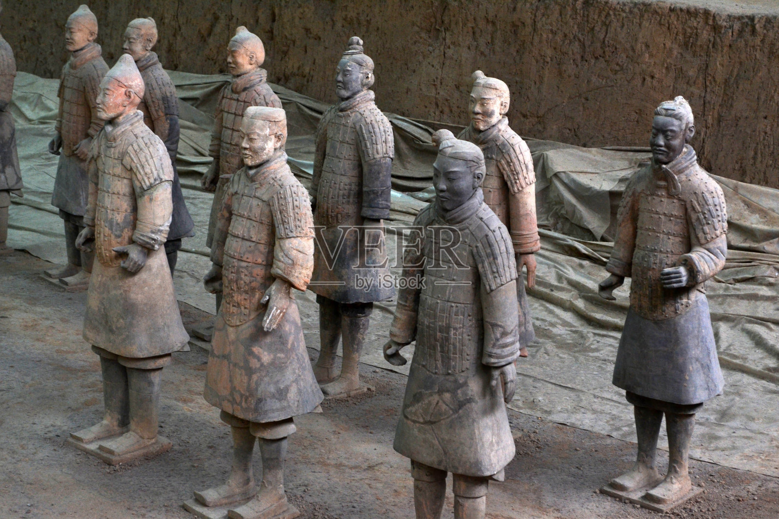 更接近兵马俑军队照片摄影图片