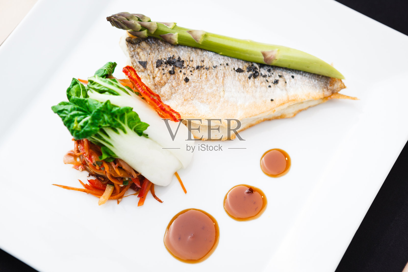 鲷鱼配蔬菜照片摄影图片