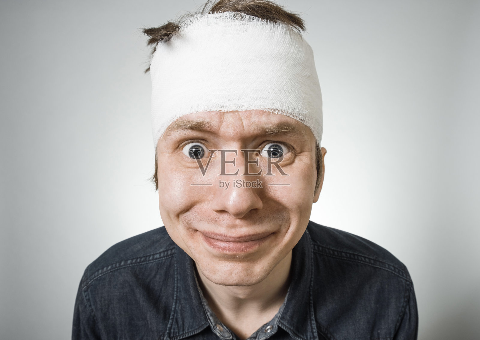 头上缠着绷带的人照片摄影图片