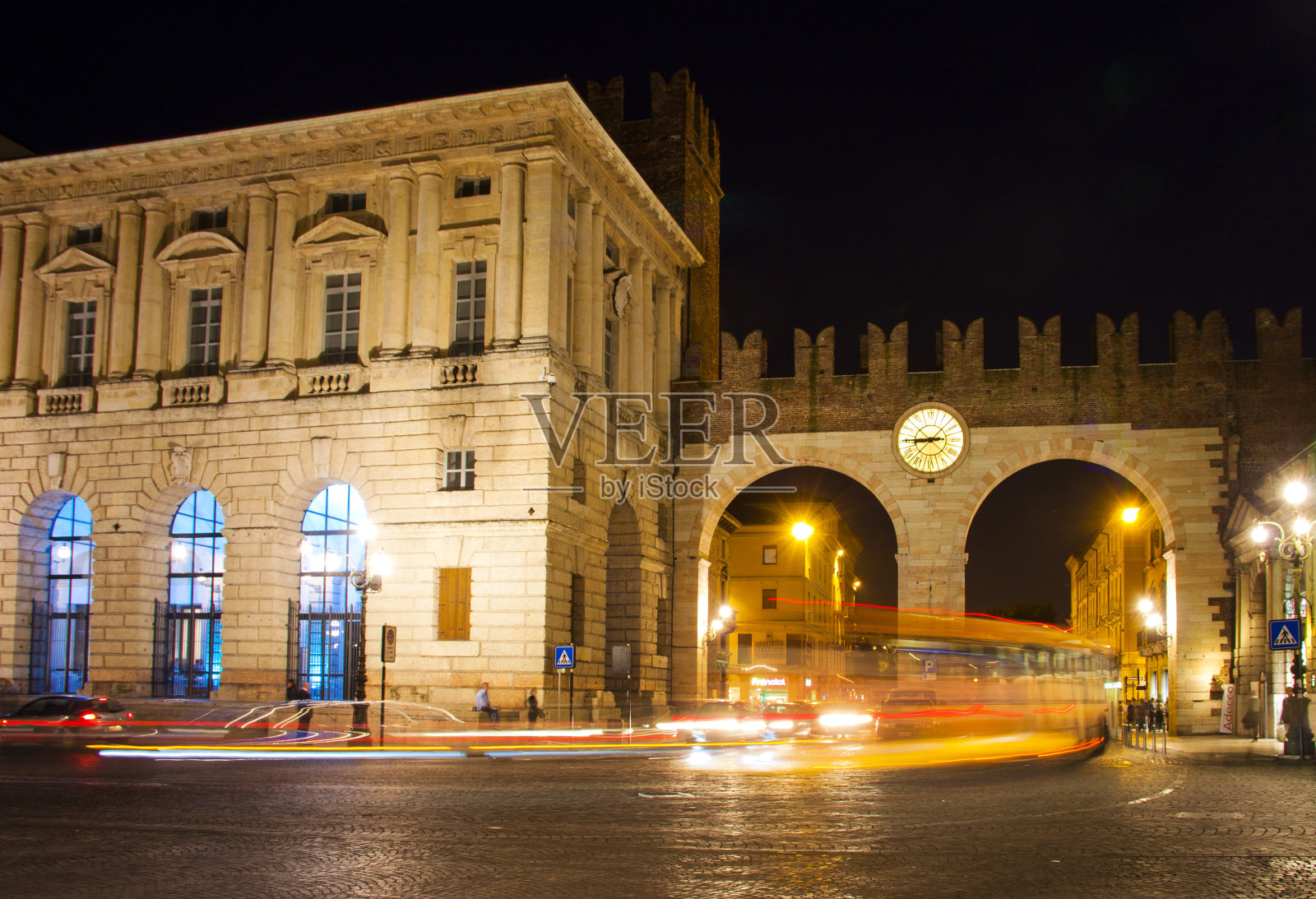 意大利维罗纳。夜晚城市的灯光照片摄影图片