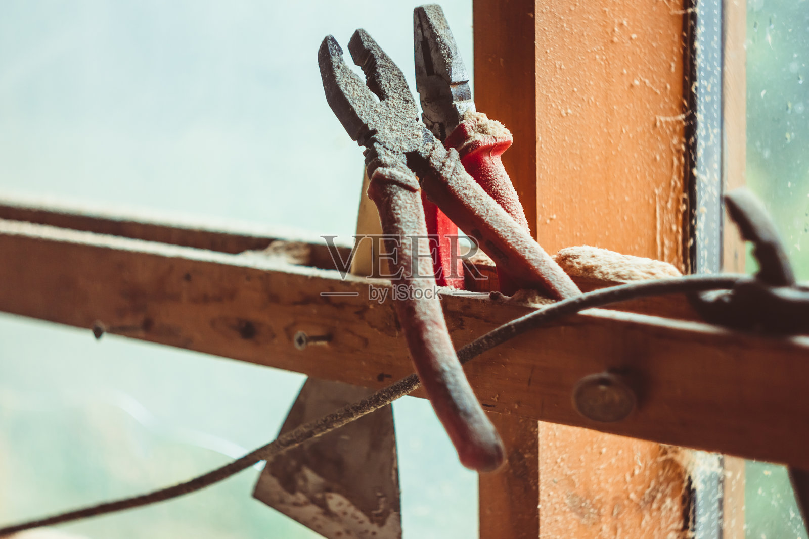 锯末里的钳子照片摄影图片