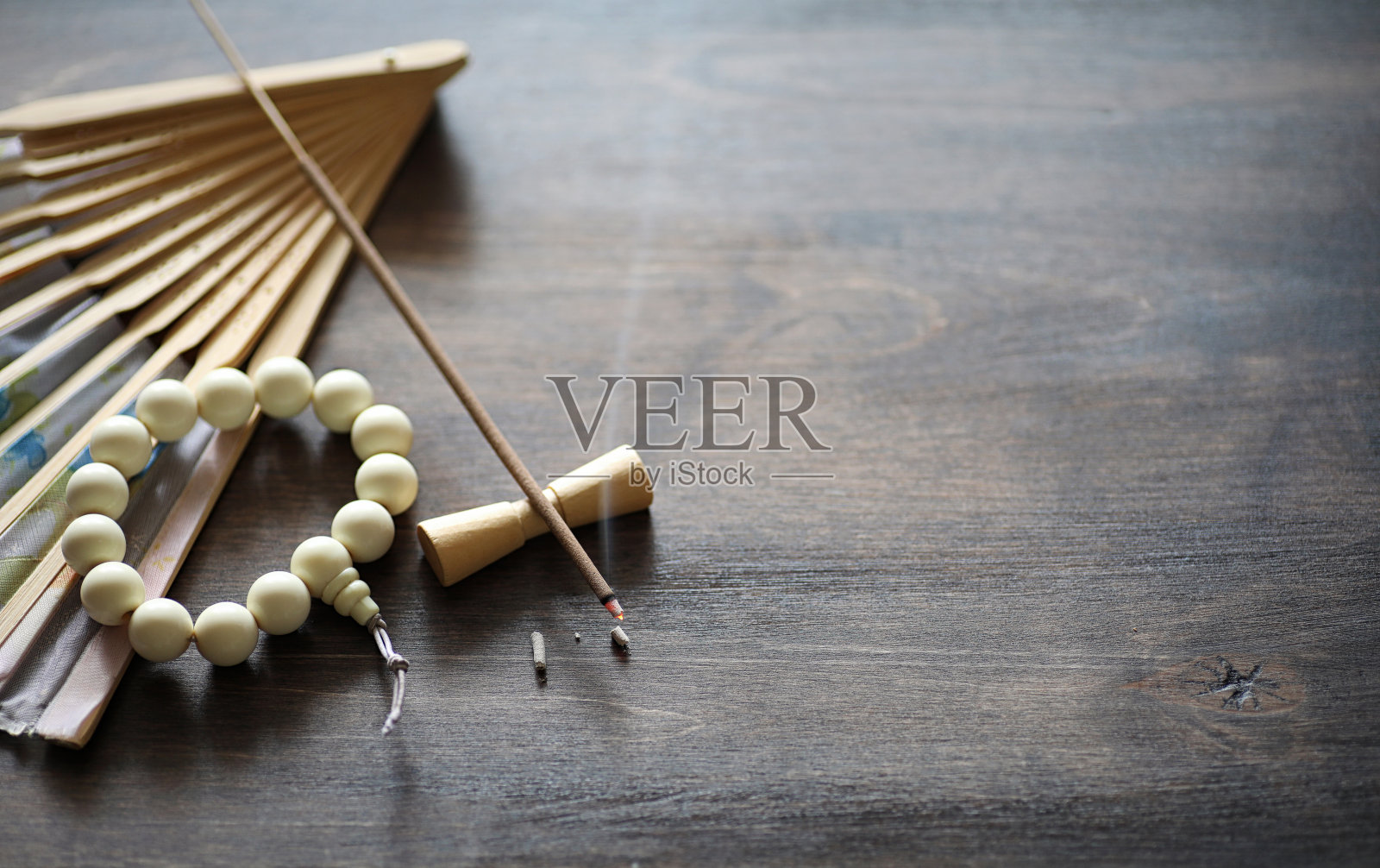 木桌上放着串珠香照片摄影图片