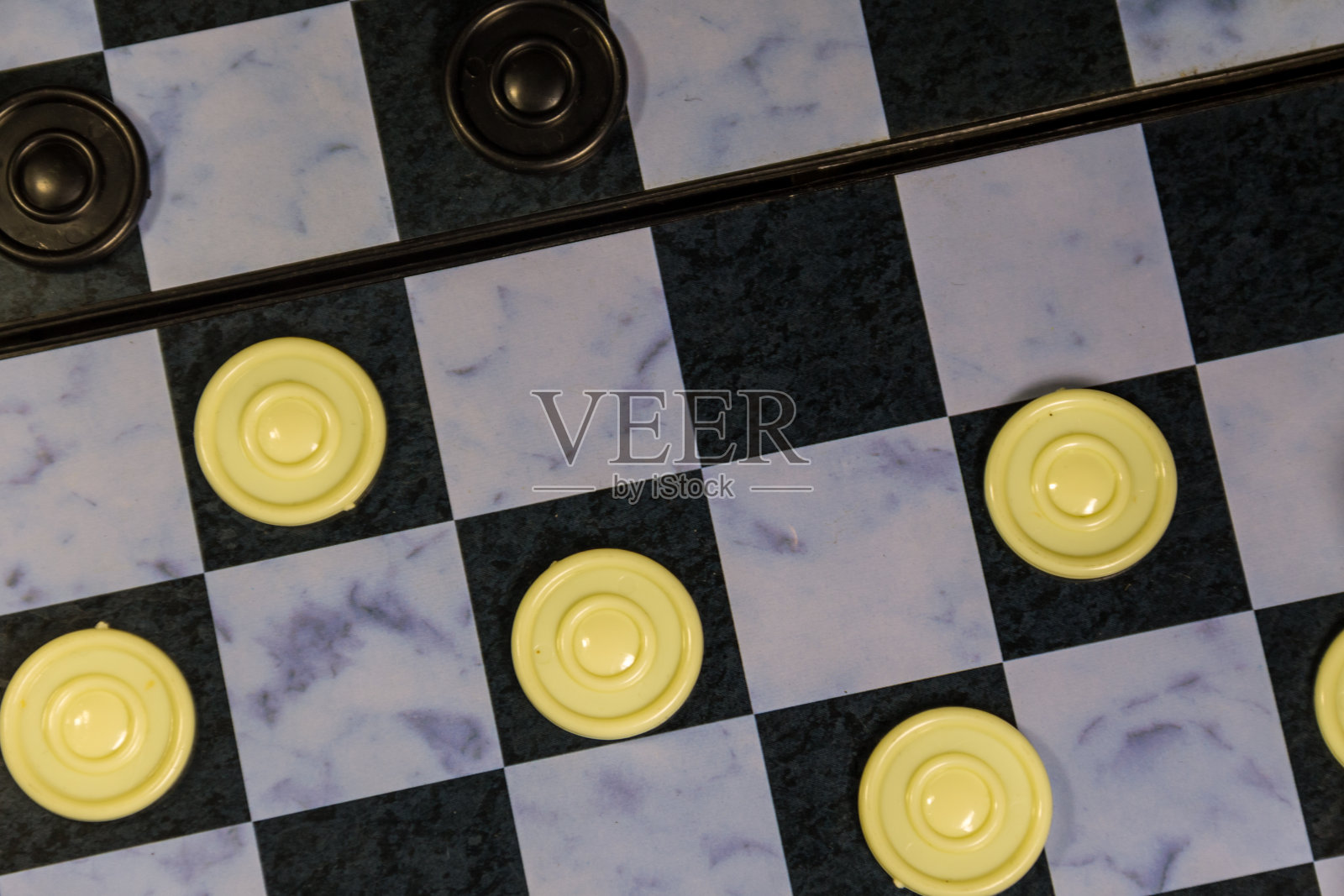 与跳棋棋盘。游戏的概念。棋盘游戏照片摄影图片