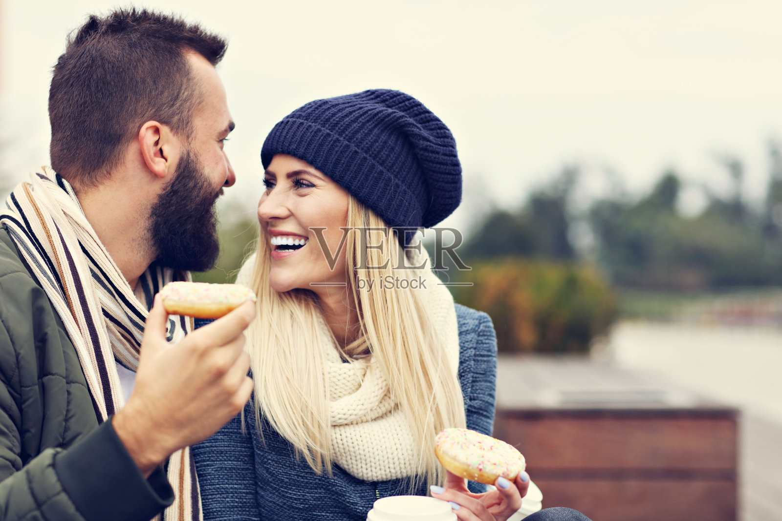 图为一对快乐的年轻夫妇在城市约会照片摄影图片