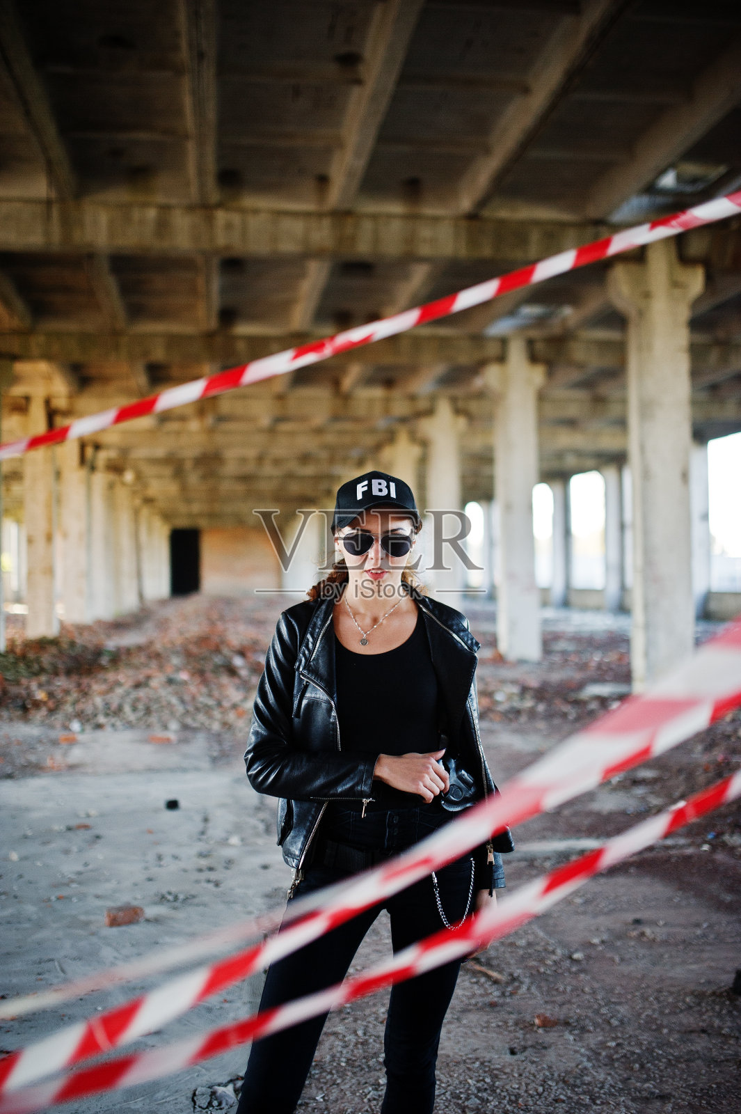 FBI女探员在一个废弃的地方。照片摄影图片