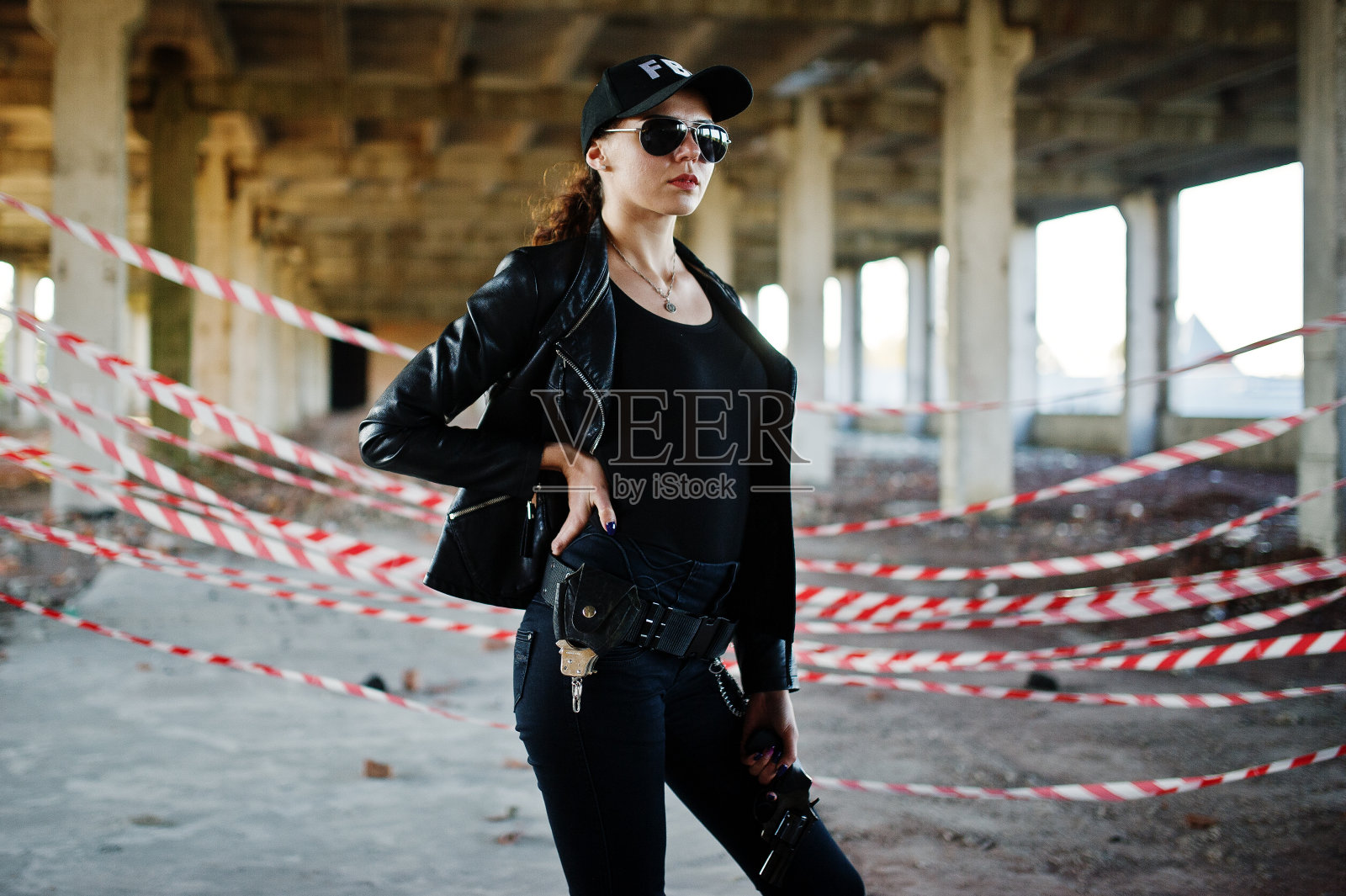 FBI女探员在一个废弃的地方。照片摄影图片