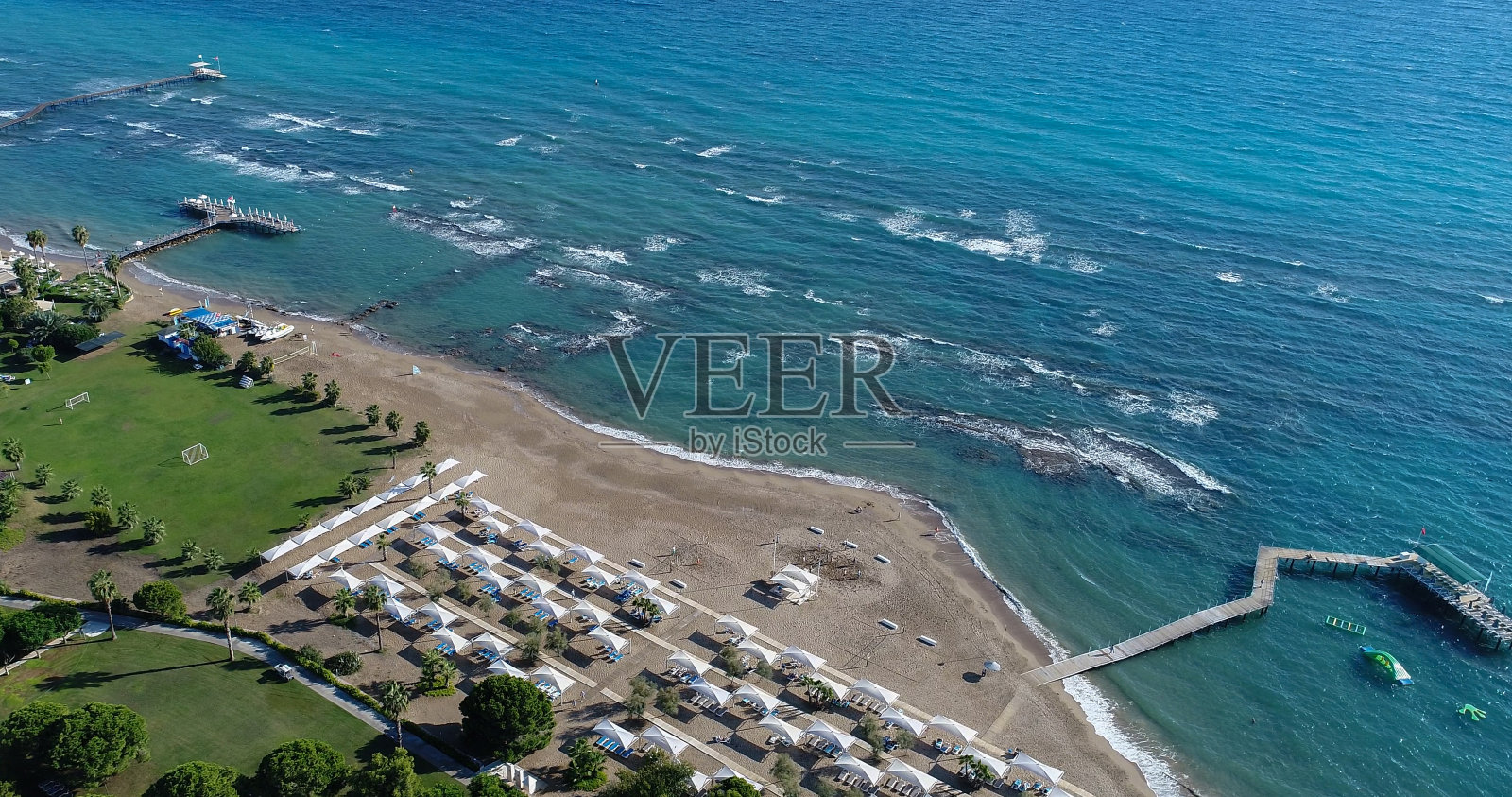 航空摄影鸟瞰豪华度假酒店码头照片摄影图片