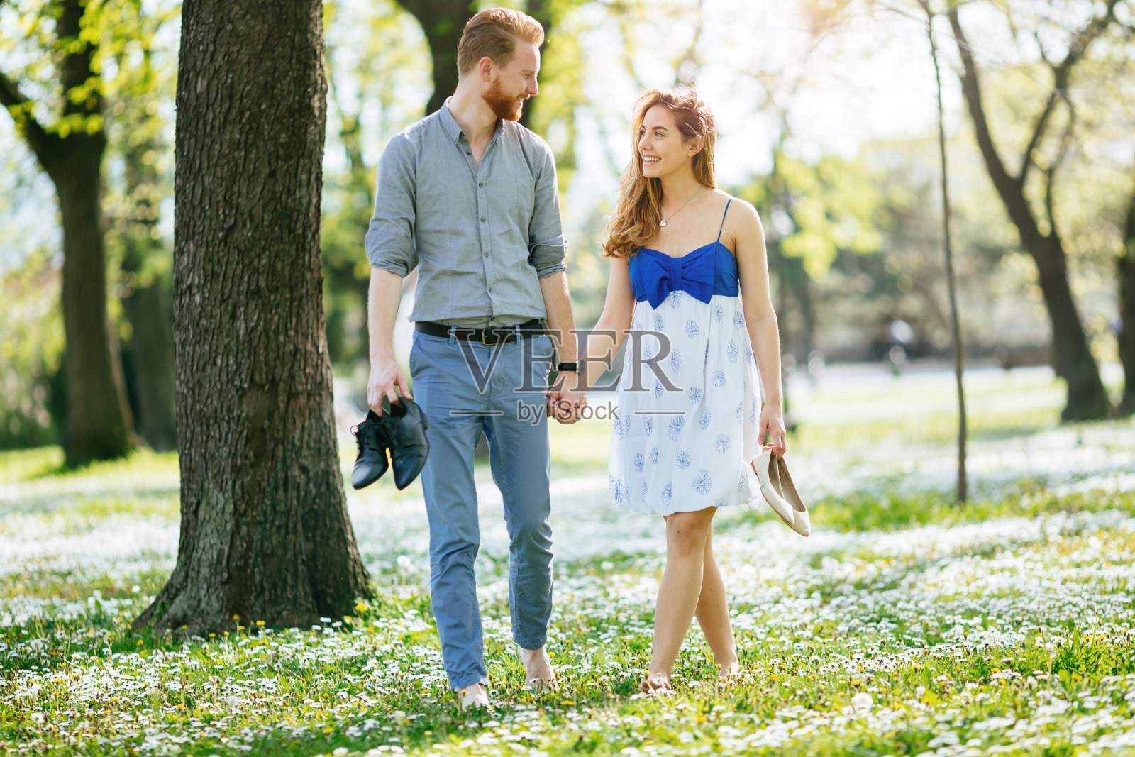 浪漫情侣漫步森林照片摄影图片