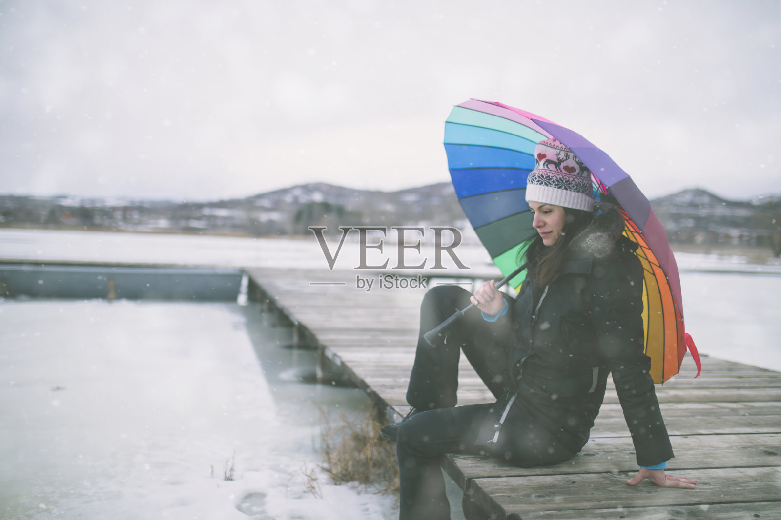 五彩缤纷的伞在大自然中由少女撑着照片摄影图片