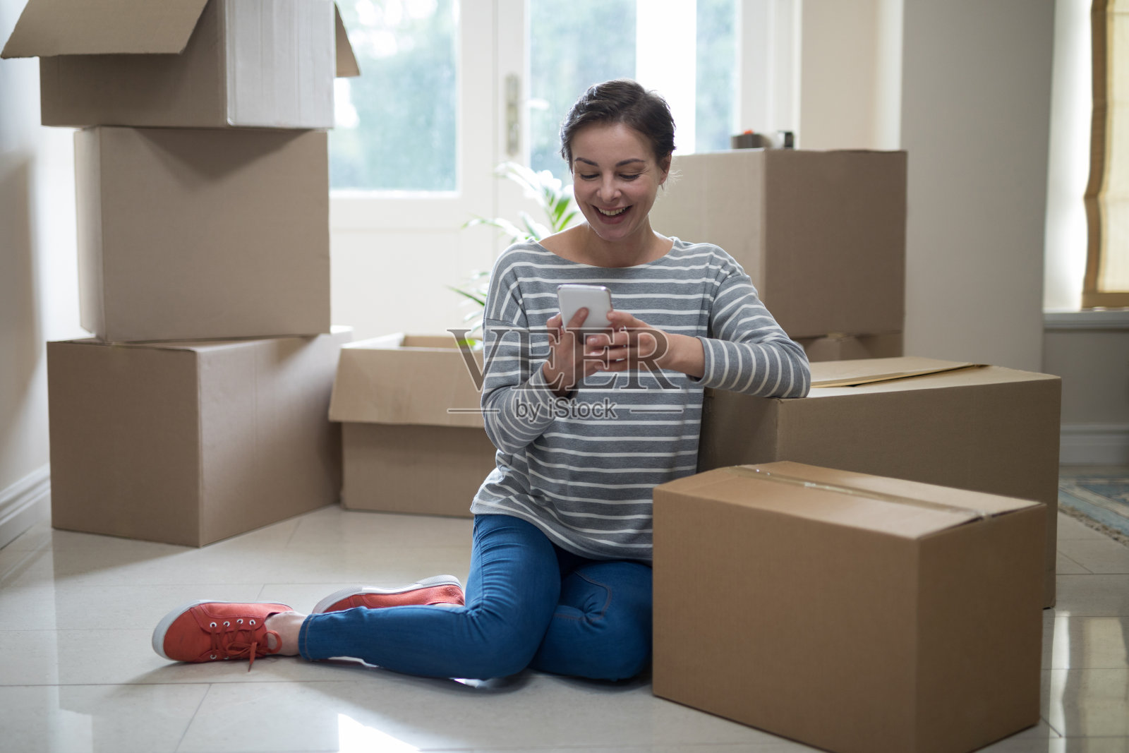 坐着的时候用手机的女人照片摄影图片