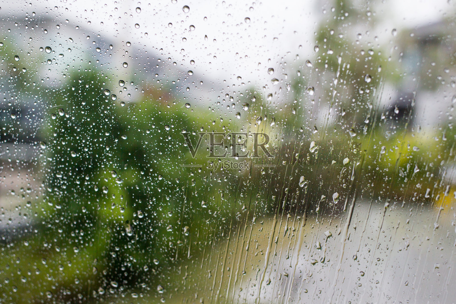 外面下着雨照片摄影图片
