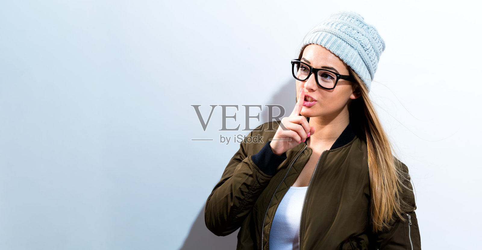 戴着眼镜和帽子的时髦女孩照片摄影图片