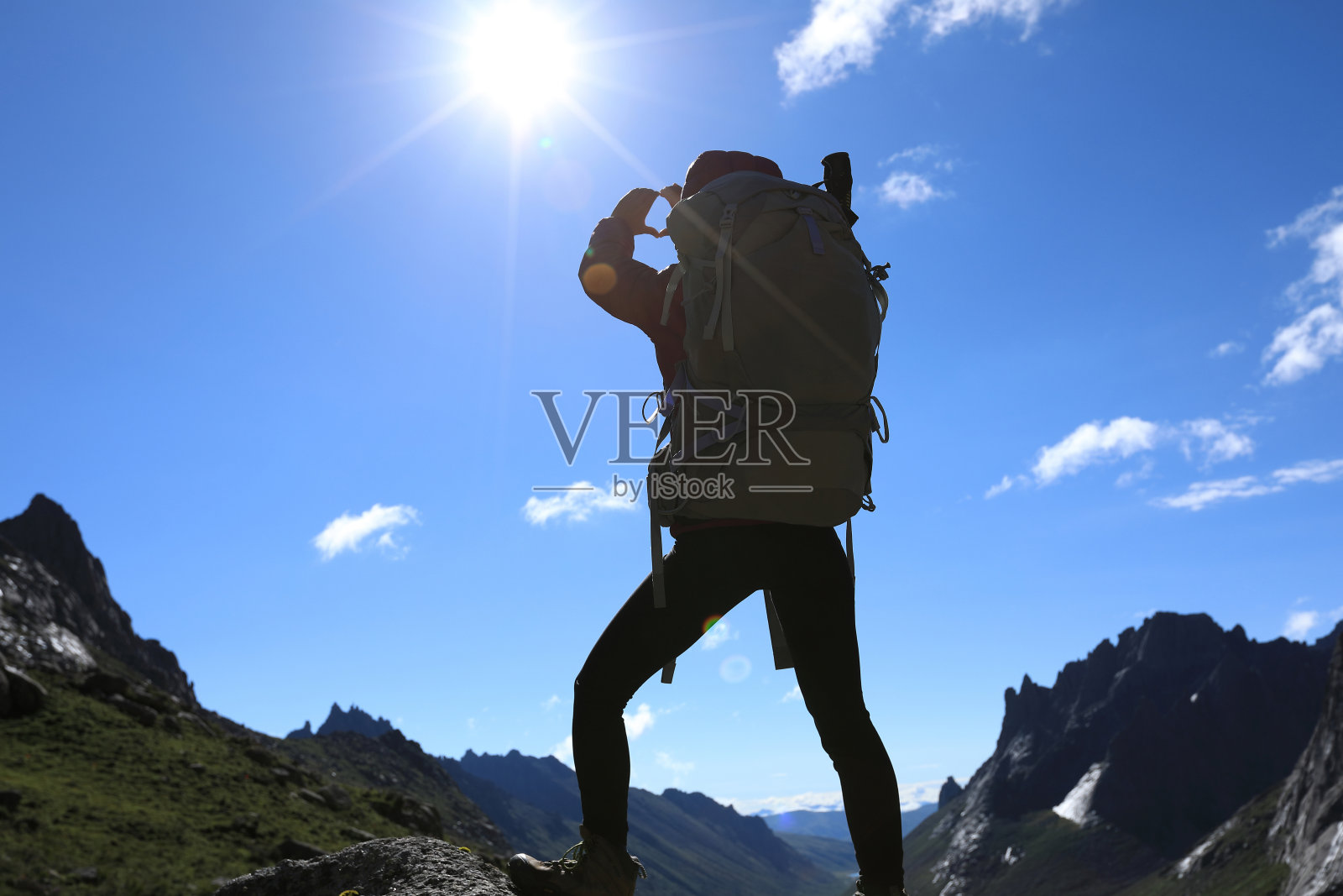 女人背包徒步在日出的山照片摄影图片