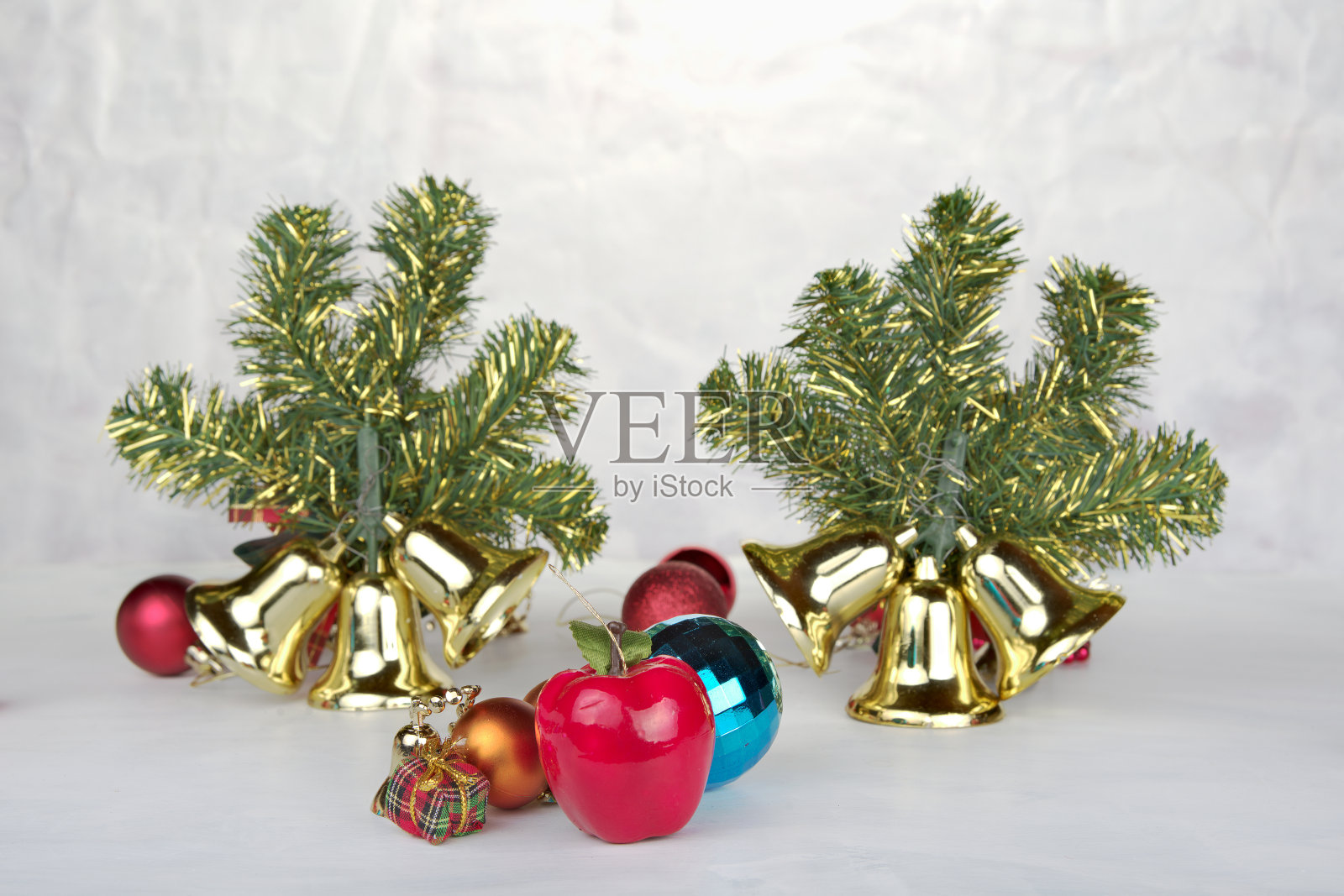 圣诞背景用冬青和礼物盒装饰，丝带上白色照片摄影图片