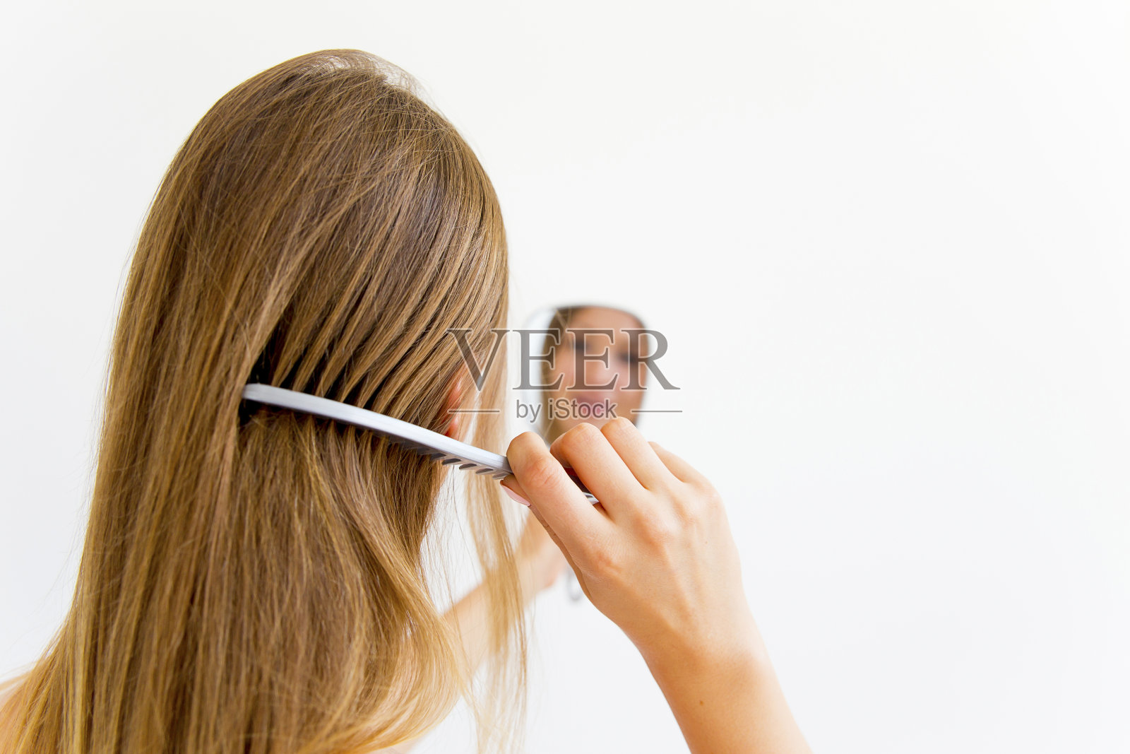 女人吹干头发并做发型照片摄影图片