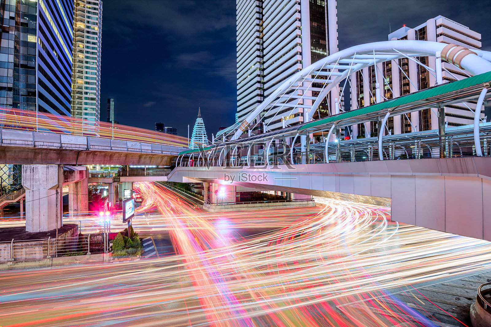 夜灯在天空步行桥。曼谷,泰国。照片摄影图片