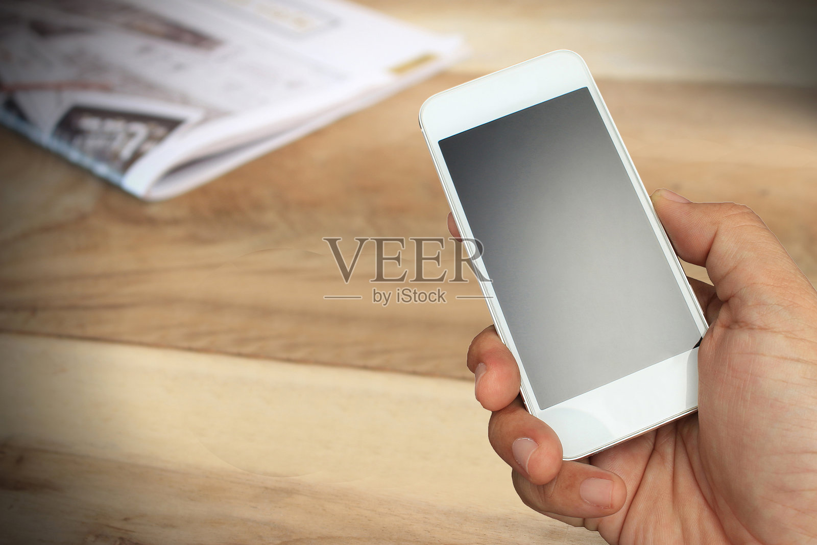 手持和触摸屏智能手机和报纸照片摄影图片