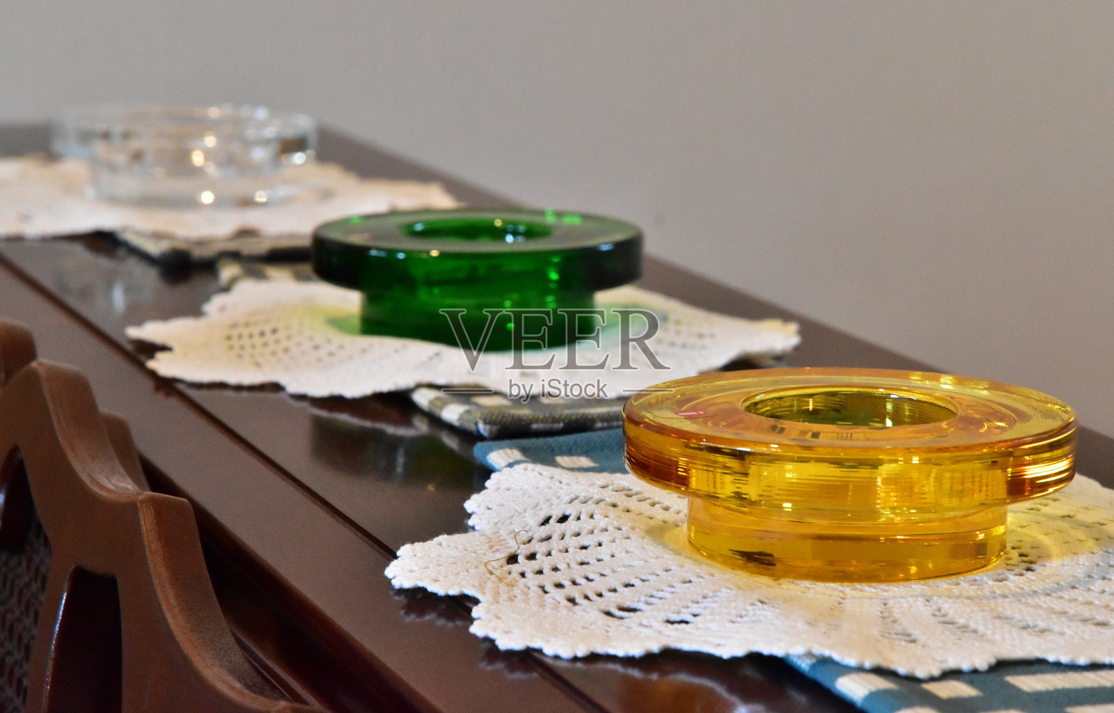 桌子上的三色玻璃点缀照片摄影图片