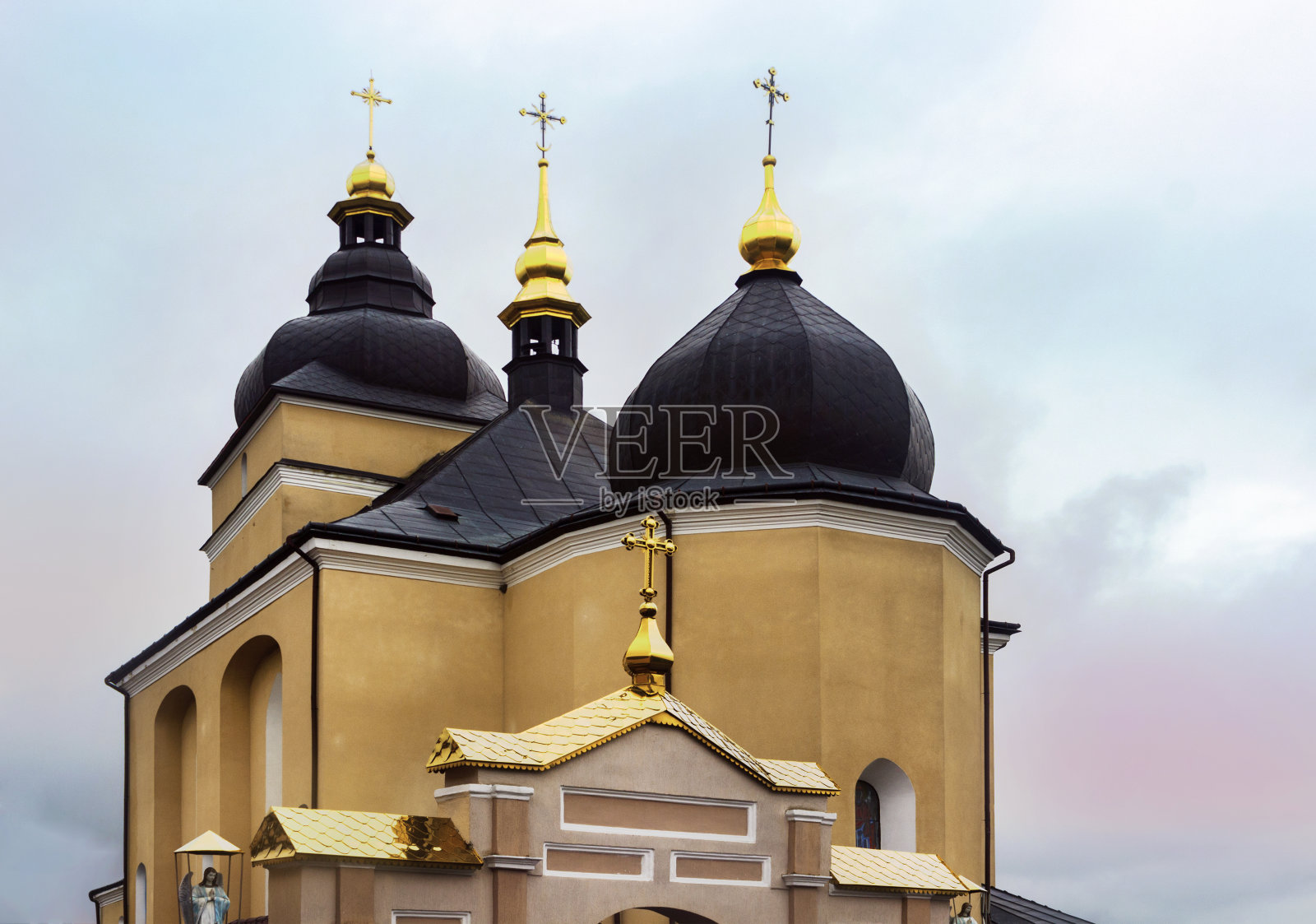 日落时天空映衬下的基督教教堂照片摄影图片