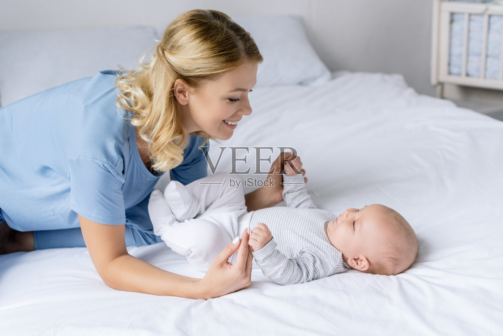 母亲牵着婴儿的手照片摄影图片