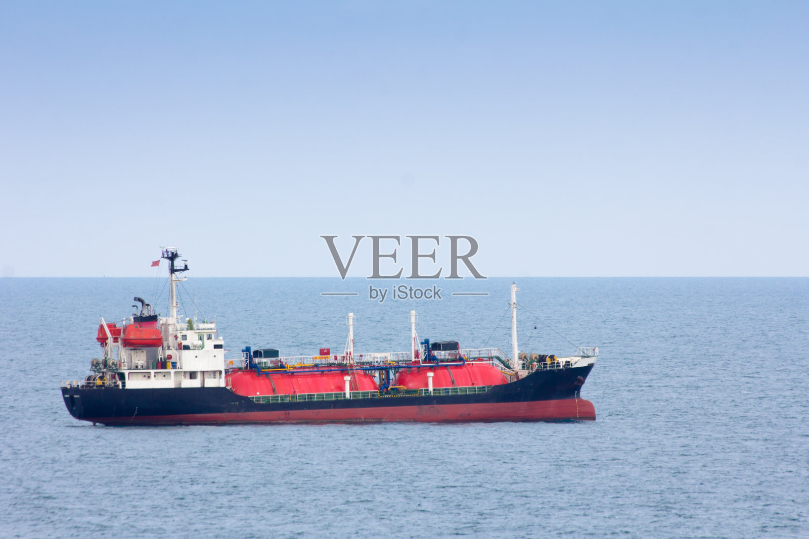 泰国东部春武里的一艘油轮。照片摄影图片