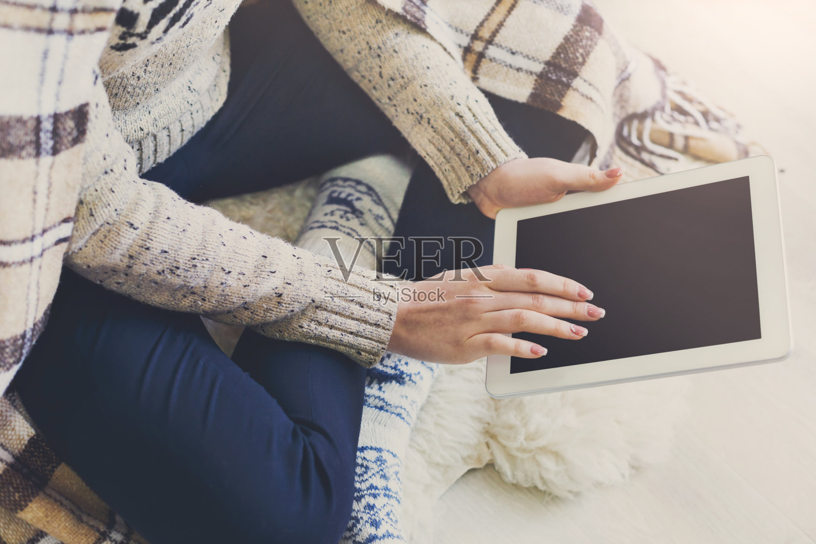 女人在平板电脑上购物照片摄影图片