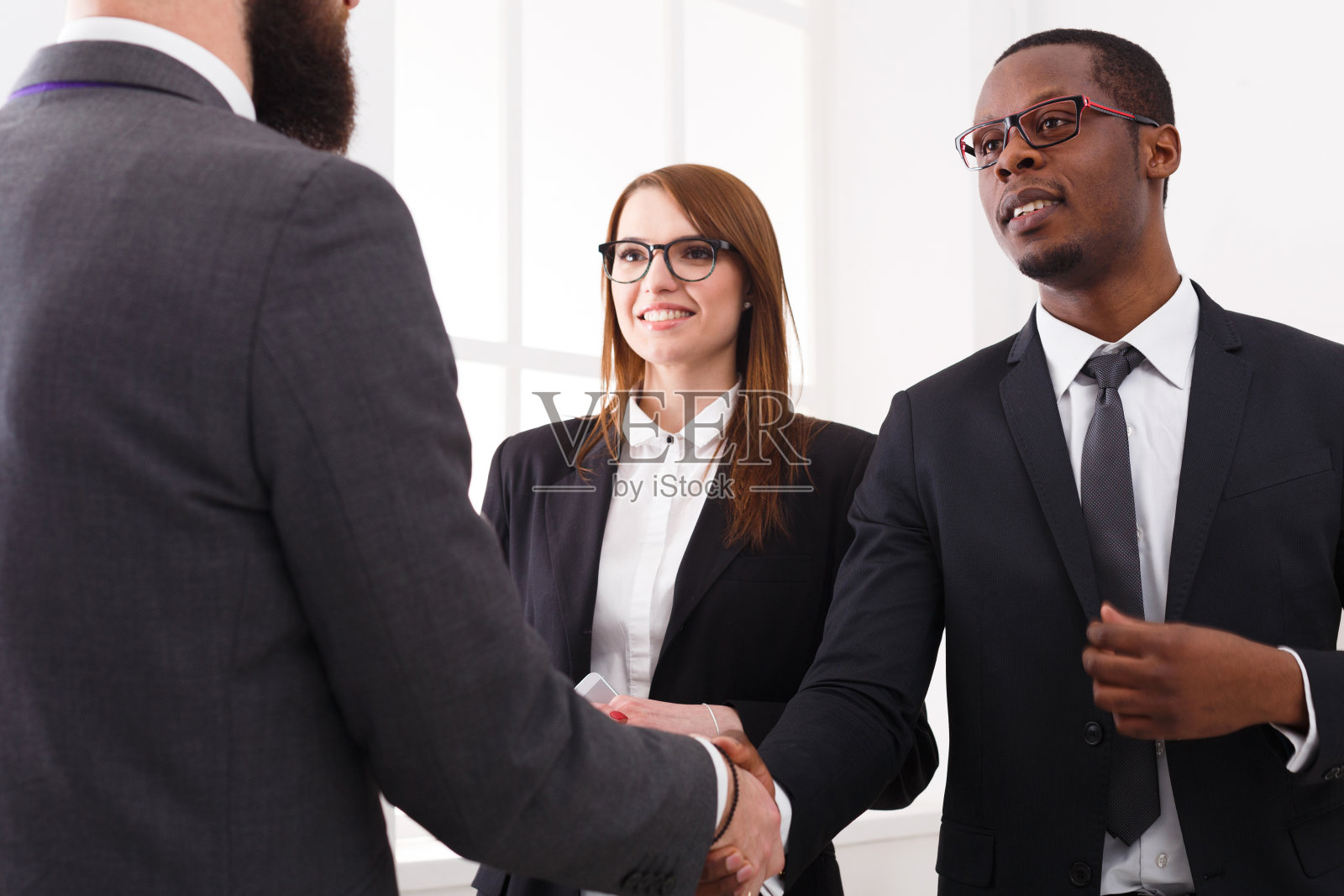 多民族。商务握手，合同签订和成功的协议概念。作物图像照片摄影图片