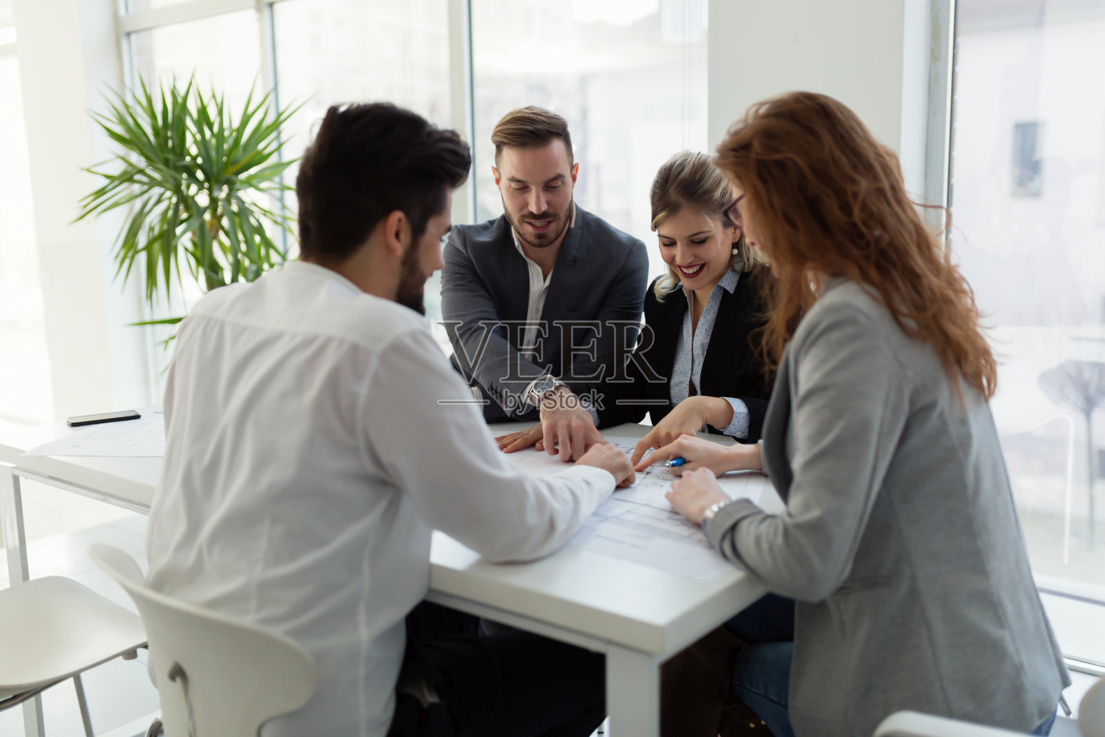 一组建筑师一起工作的项目照片摄影图片