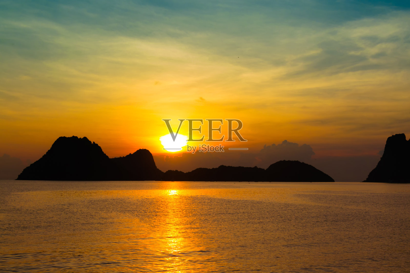 泰国湾的海滩上，黎明时分，日出时的鲜艳色彩。照片摄影图片