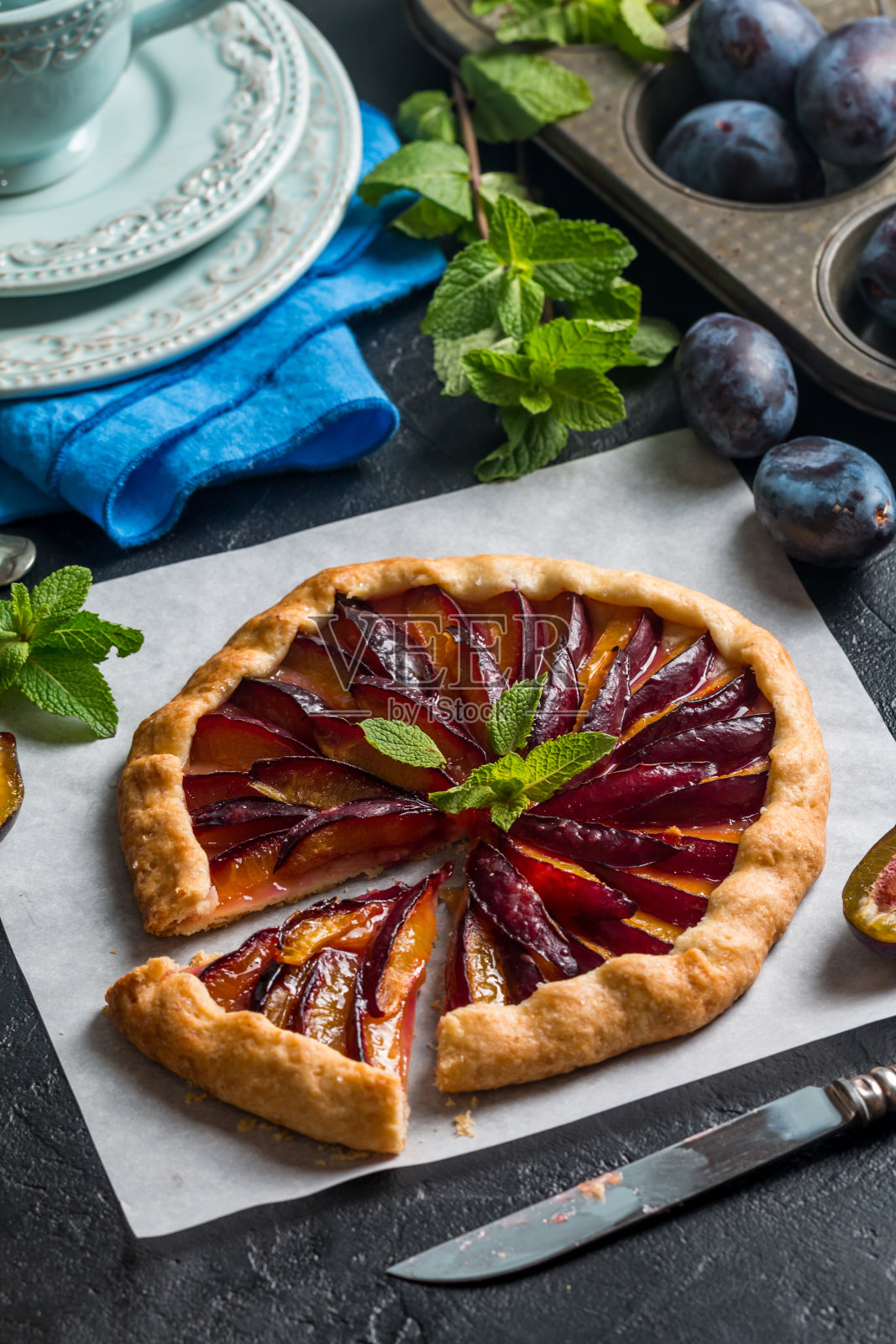 自制的李子galette照片摄影图片