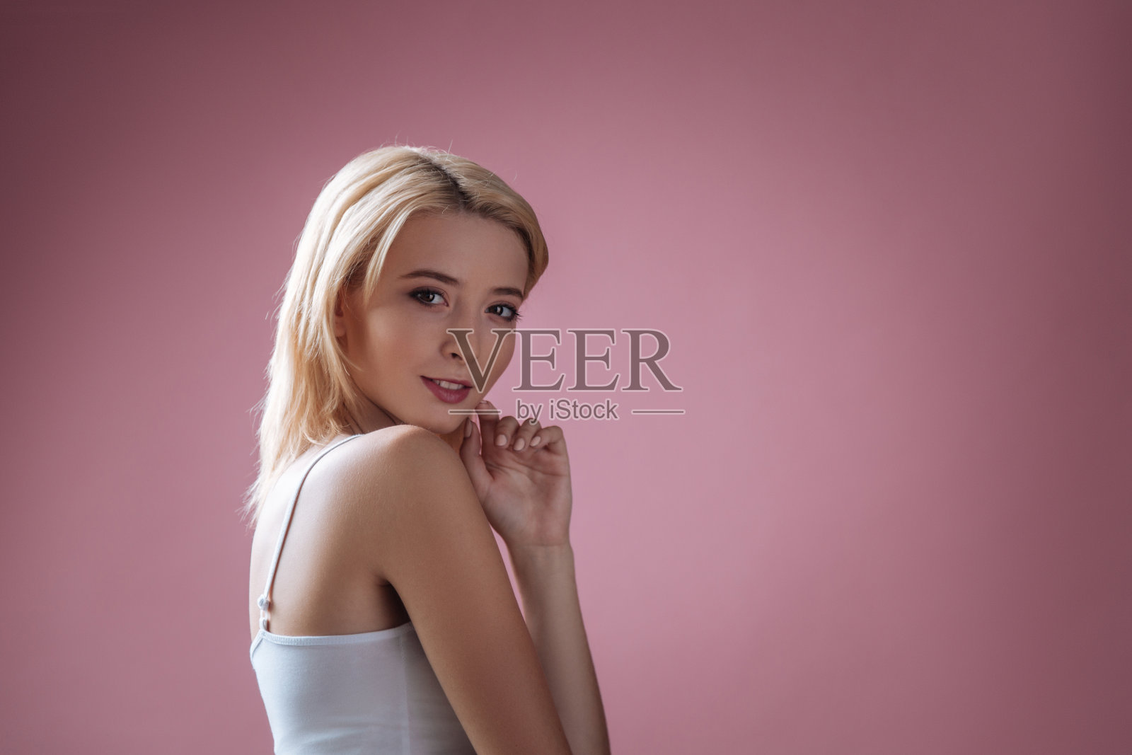 害羞的模特直视着镜头照片摄影图片