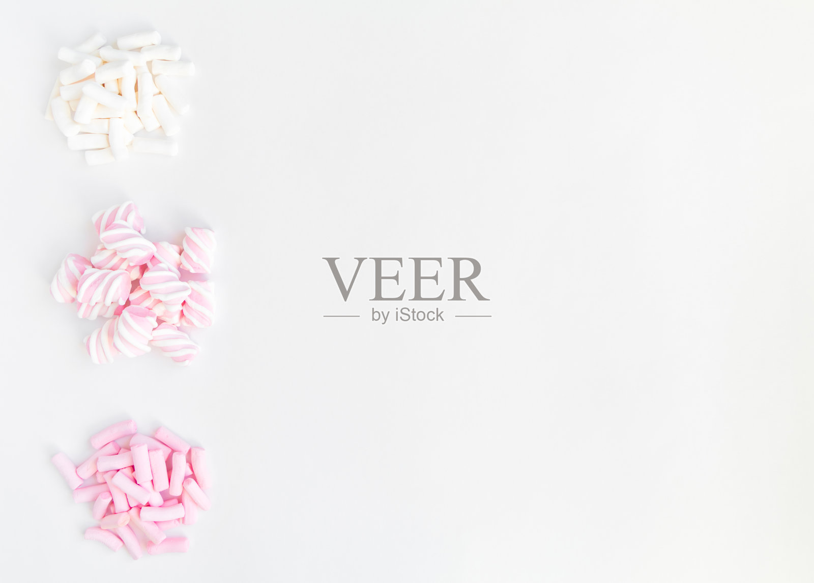 彩色轻棉花糖组在白色的背景。俯视图，平放照片摄影图片