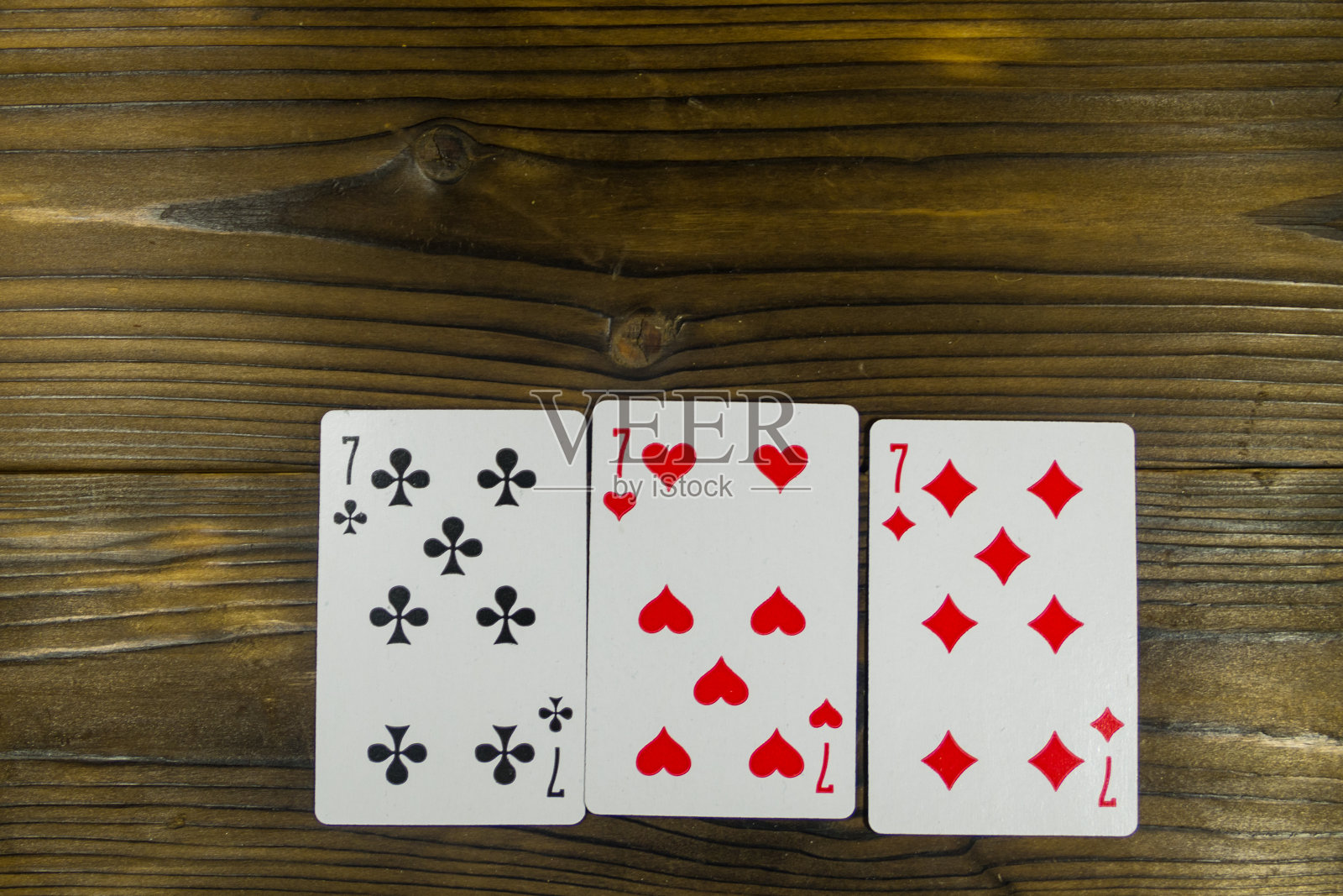 在木制背景上玩纸牌照片摄影图片