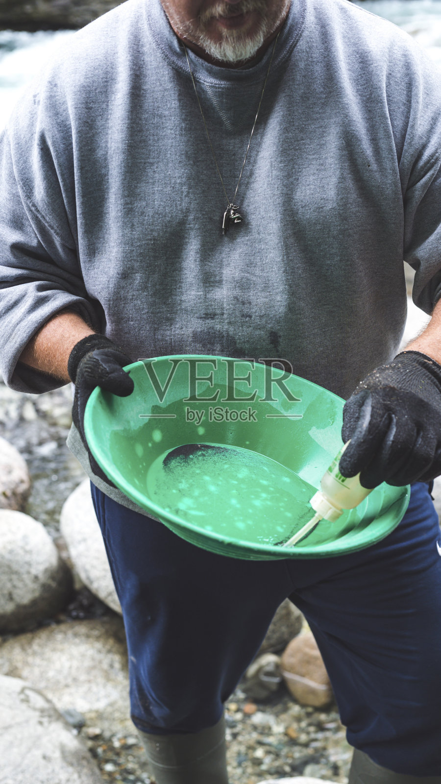 淘金的人照片摄影图片