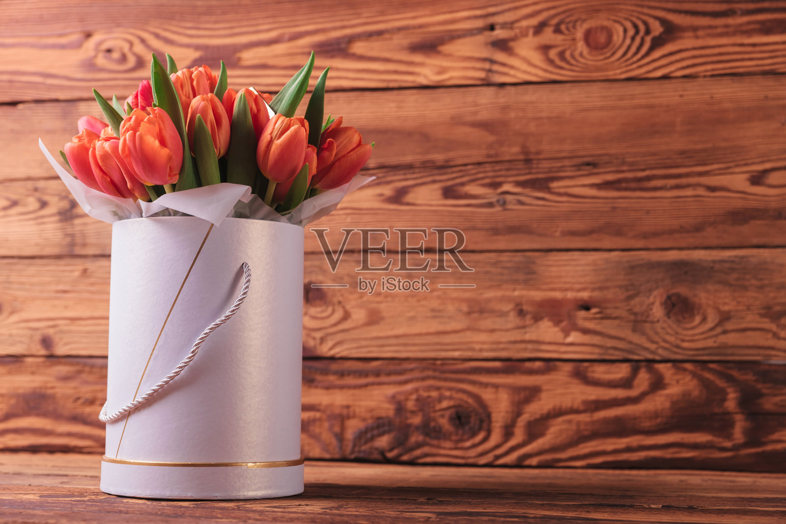 一束彩色的郁金香在一个圆盒子里照片摄影图片