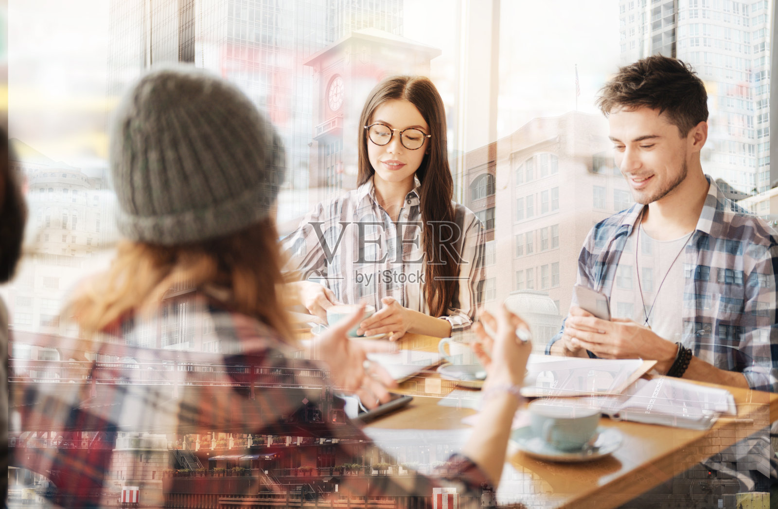积极的学生坐在桌子旁照片摄影图片