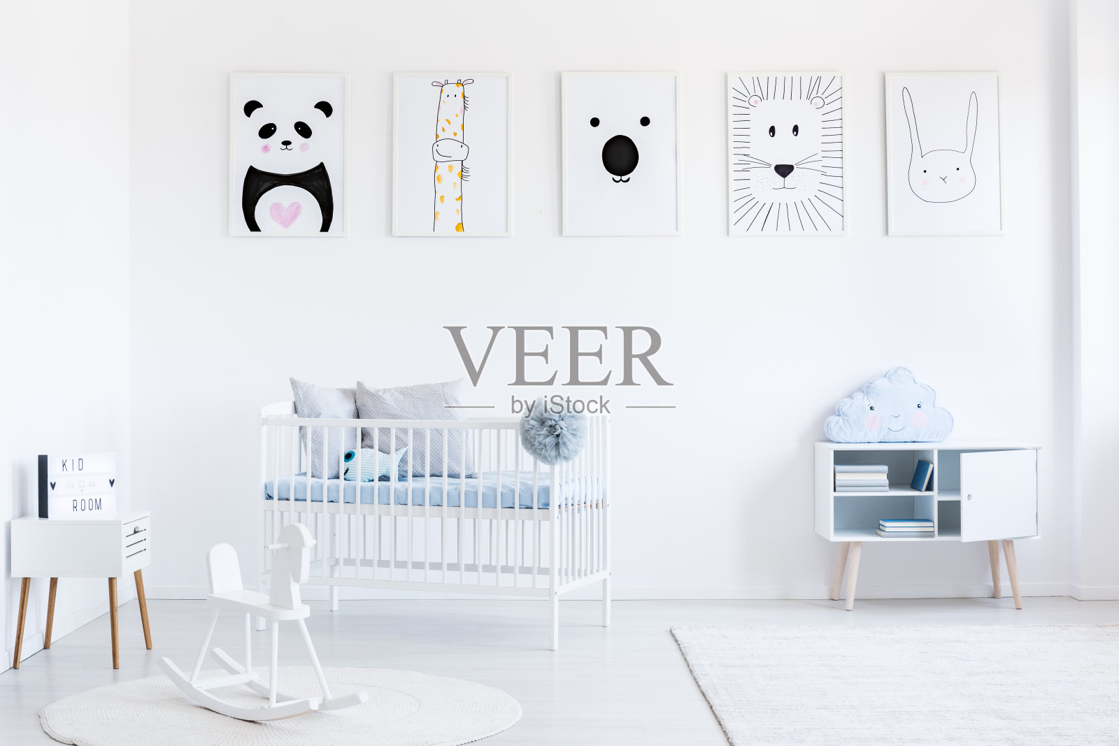 明亮的卧室和摇摆木马照片摄影图片