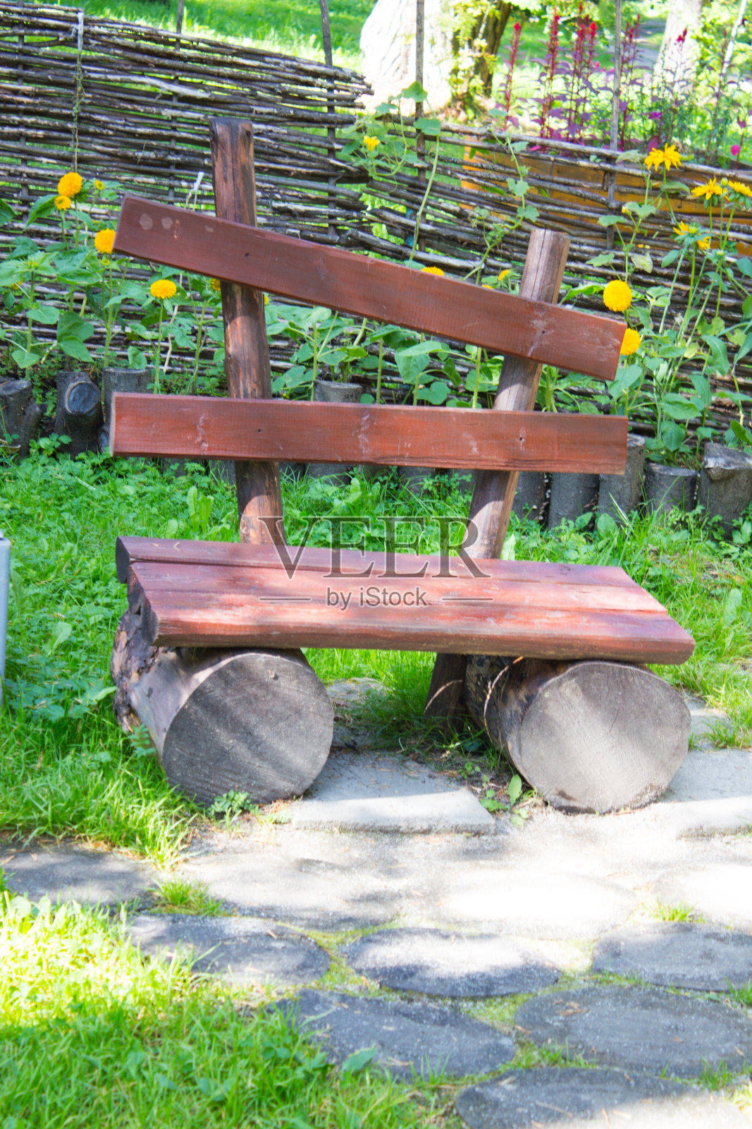 绿色草坪上的旧木凳。花园或公园，户外照片摄影图片