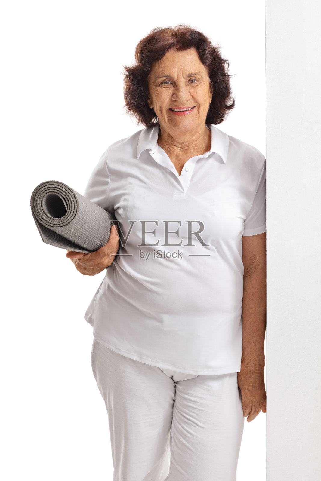 拿着运动垫的老妇人照片摄影图片