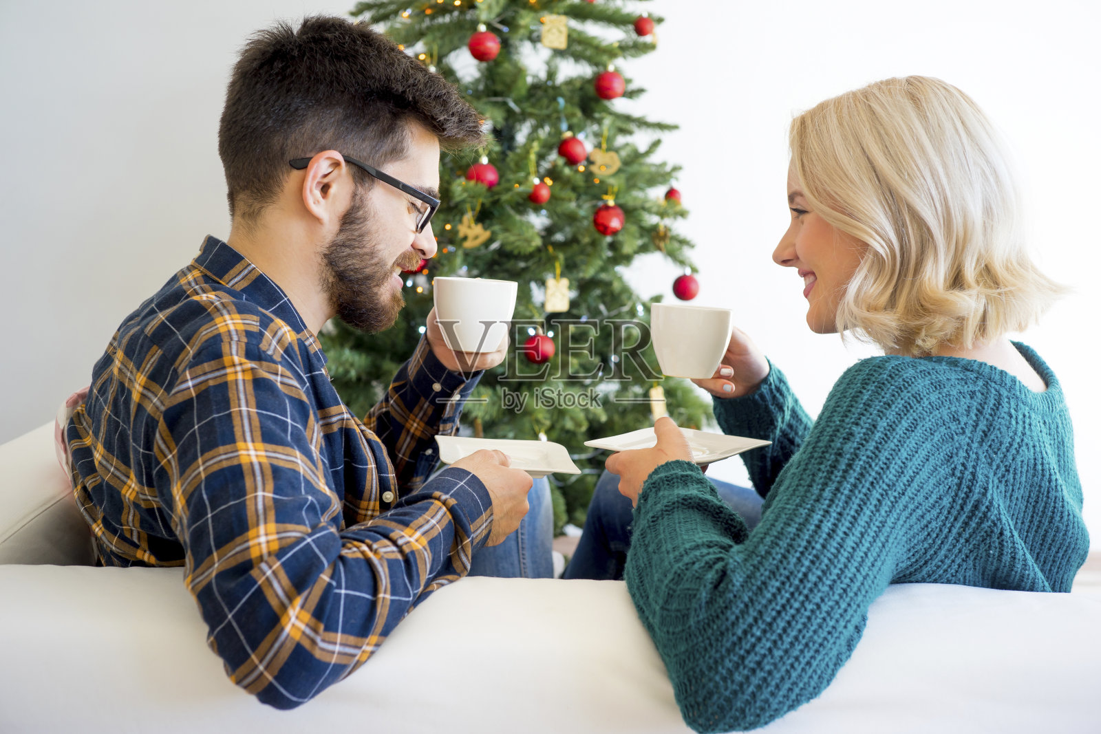 夫妇庆祝圣诞节照片摄影图片