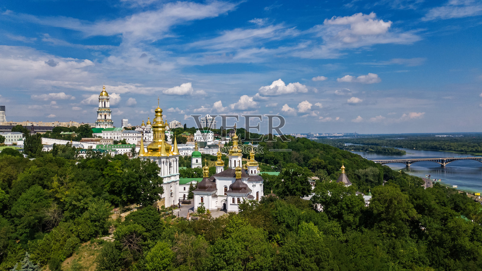 鸟瞰基辅佩切尔斯克拉夫拉教堂从山上俯瞰，基辅市，乌克兰照片摄影图片