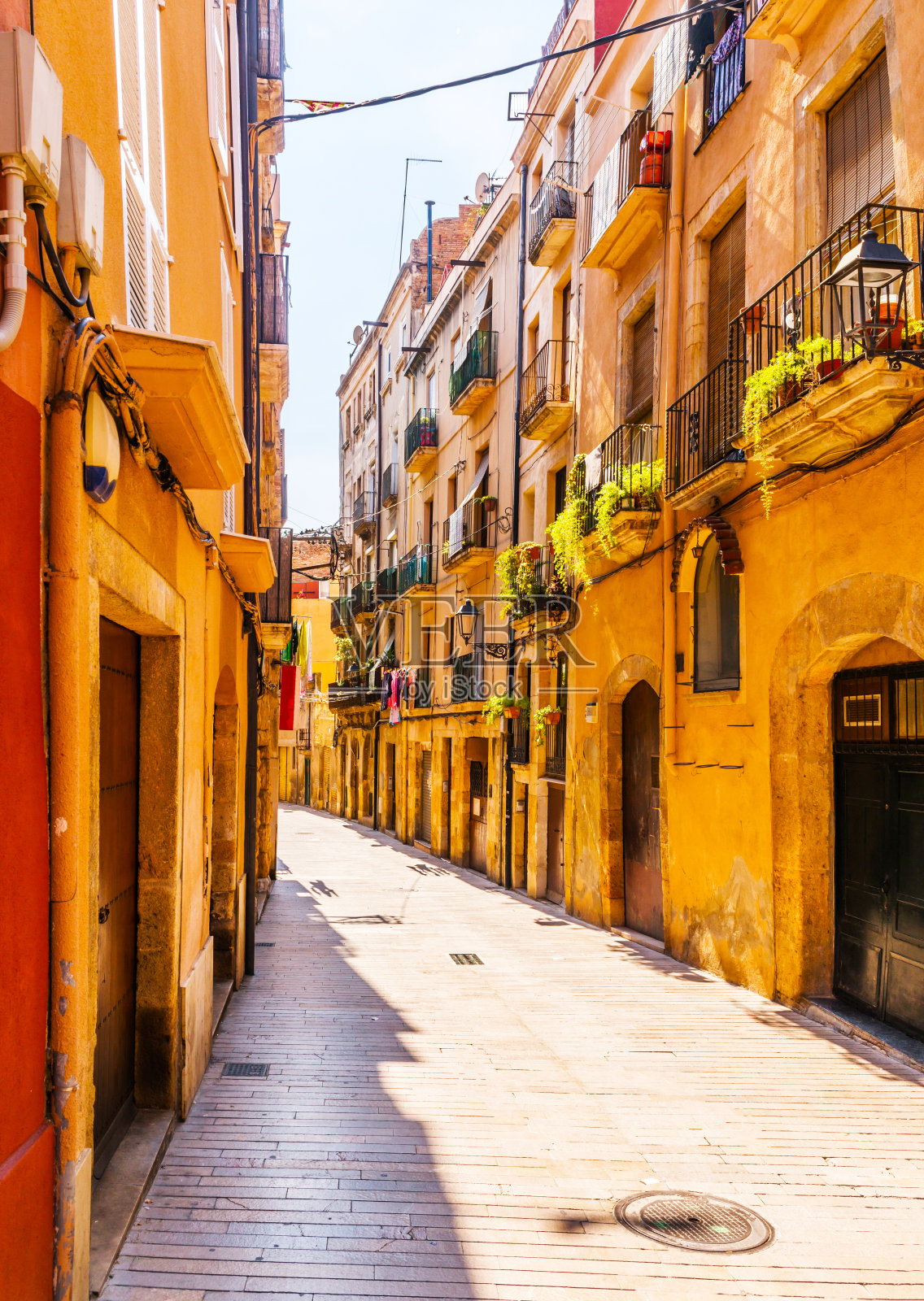 迷人的窄街，街道上有着五颜六色的建筑立面，复古风格照片摄影图片