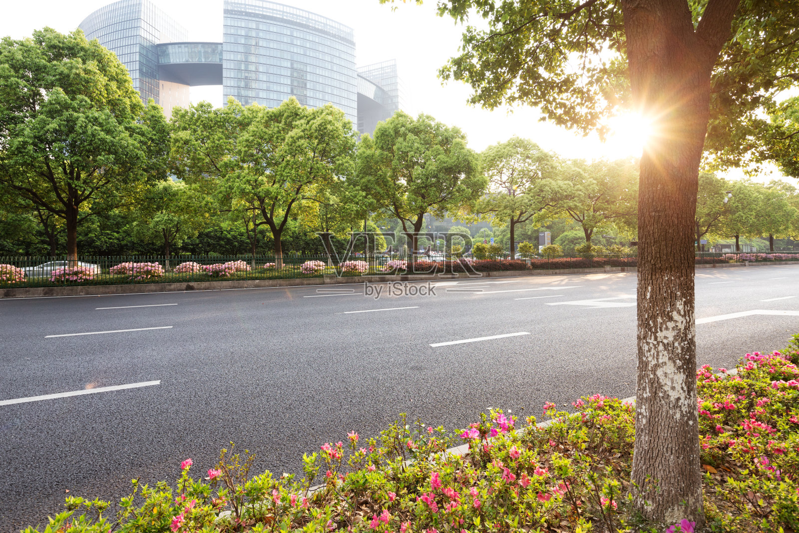 现代抽象建筑附近的空旷沥青路照片摄影图片