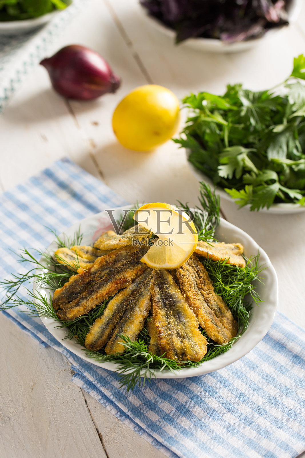 土耳其炸凤尾鱼，Hamsi Tava照片摄影图片